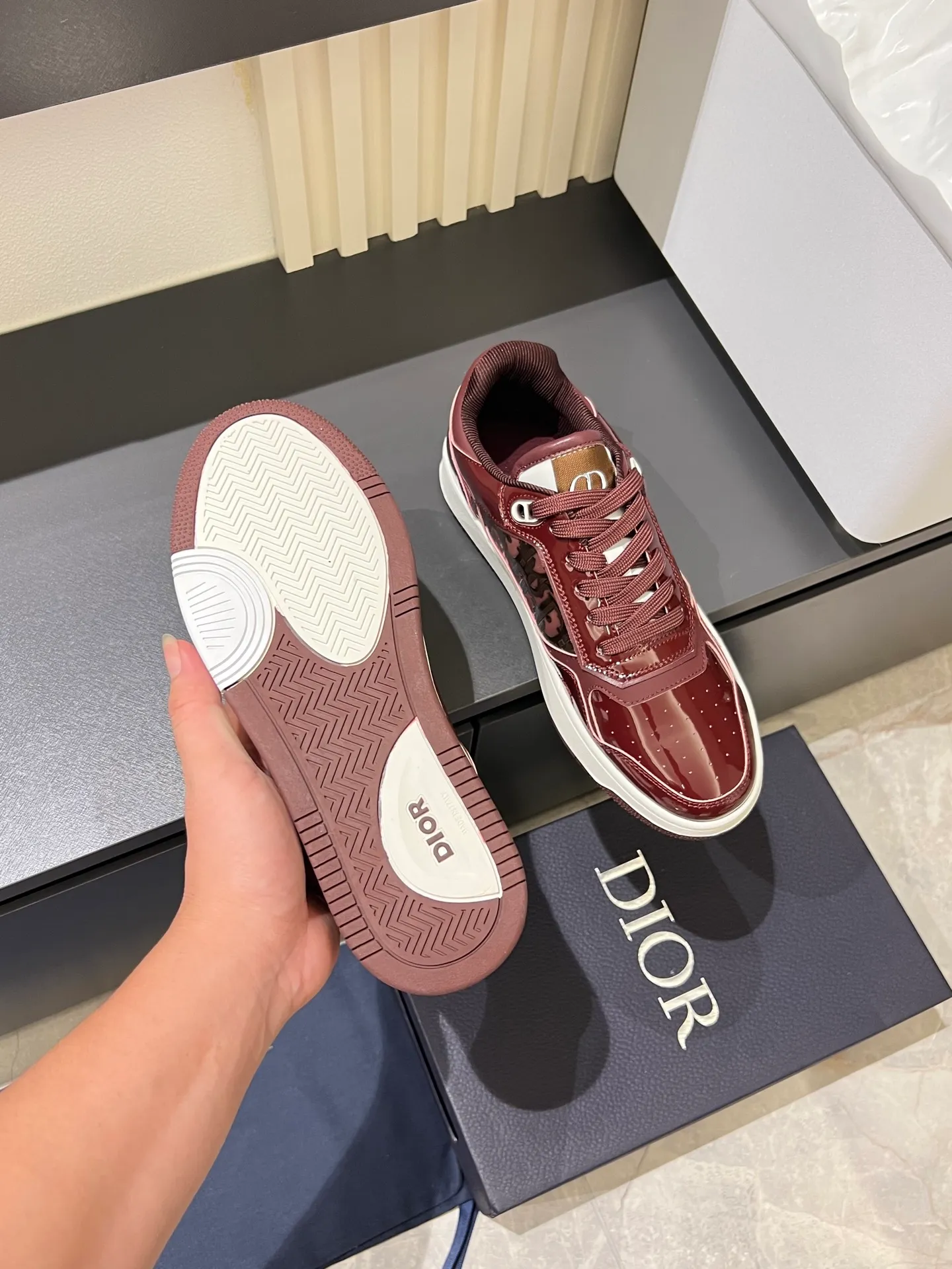 Men's shoes 💰p400 "Dio*" mid-top B27 casual sneakers. This B27 high-top sneaker is a new product in the series and continues Di*r's classic style. Crafted from gray and white smooth calf leather with beige and black Oblique print panels on the sides. The "CD Icon" shaped shoelace eyelets are clever and delicate, and the two-color rubber sole, rear collar and heel are all equipped with the brand's iconic details to enhance the style. Oblique printed straps at the ankle allow for an adjustable fit to complement the overall design. Fashionable and versatile, it can complement any look. Create an exquisite design with unique dynamic vitality and modern atmosphere, presented in low-top and high-top styles. This new must-have shoe adds a new dimension to Dior's archive heritage, embodying modern elegance. Purchase the original version and make it 1:1. If you need top quality, please come to me! Male 38-44!